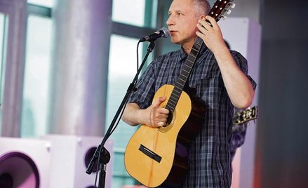 Chłopak z gitarą w wieku średnim: Kuba Sienkiewicz w czerwcu 2014