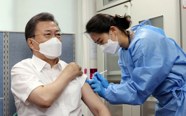 Koronawirus. Prezydent Korei Płd. zaszczepiony szczepionką AstraZeneca