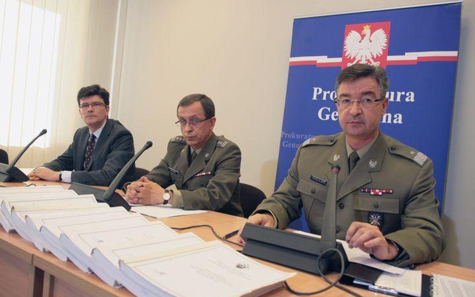 Naczelny prokurator wojskowy, gen. Krzysztof Parulski, podczas konferencji po przywiezieniu do polsk