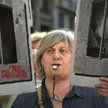 Kobieta protestująca przeciw orzeczeniu Sądu Najwyższego trzyma plakaty z wizerunkami separatystów O