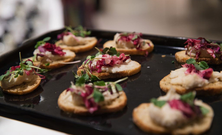Tartinki z różowym radicchio w restauracji Barneys w Nowym Jorku