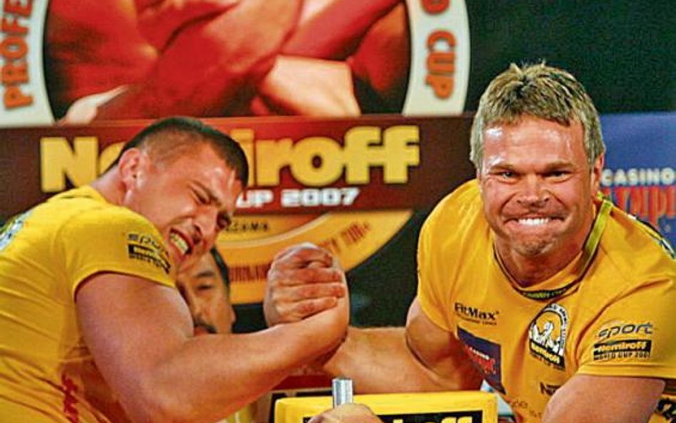 Prężyli muskuły, uginali łokcie i ściskali dłonie