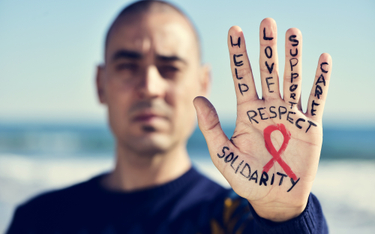Światowy Dzień AIDS: skuteczne terapie i walka ze stygmatyzacją HIV
