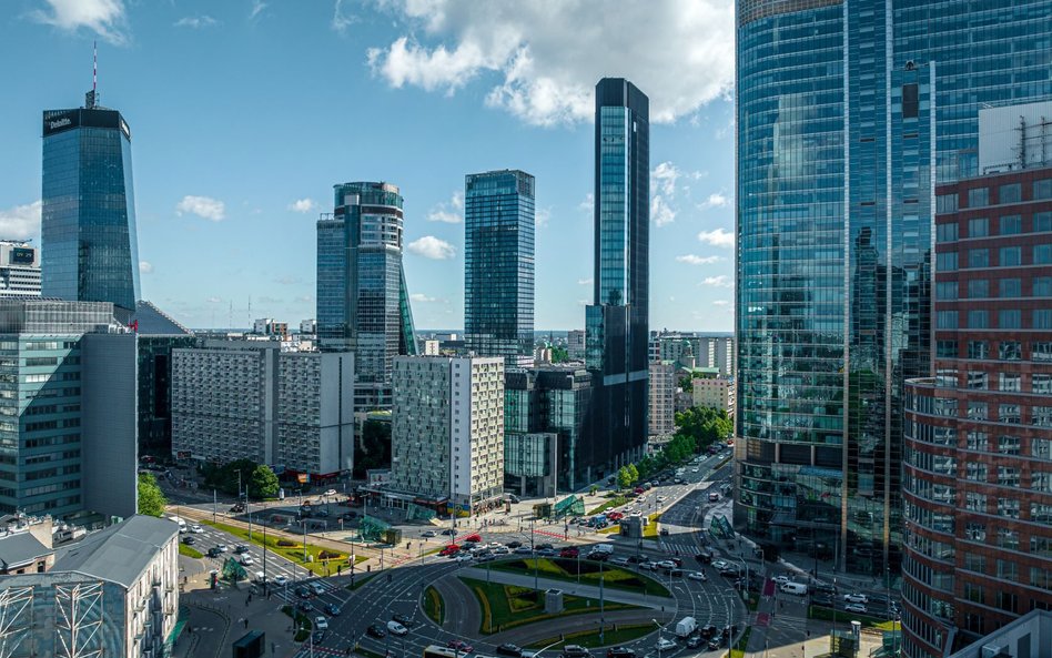 Nowe budynki komercyjne konsumują średnio 150 kWh na mkw. rocznie, a starsze nawet ponad 500 kWh.