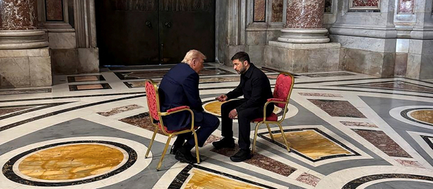 Donald Trump i Wołodymyr Zełenski podczas spotkania w Bazylice Św. Piotra