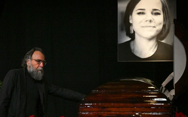 Aleksander Dugin w czasie ceremonii żałobnych po śmierci jego córki, Darii