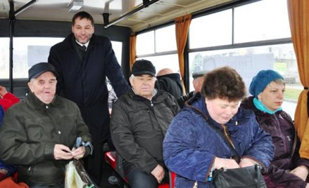 Burmistrz Kościerzyny (stoi) z mieszkańcami w autobusie.
