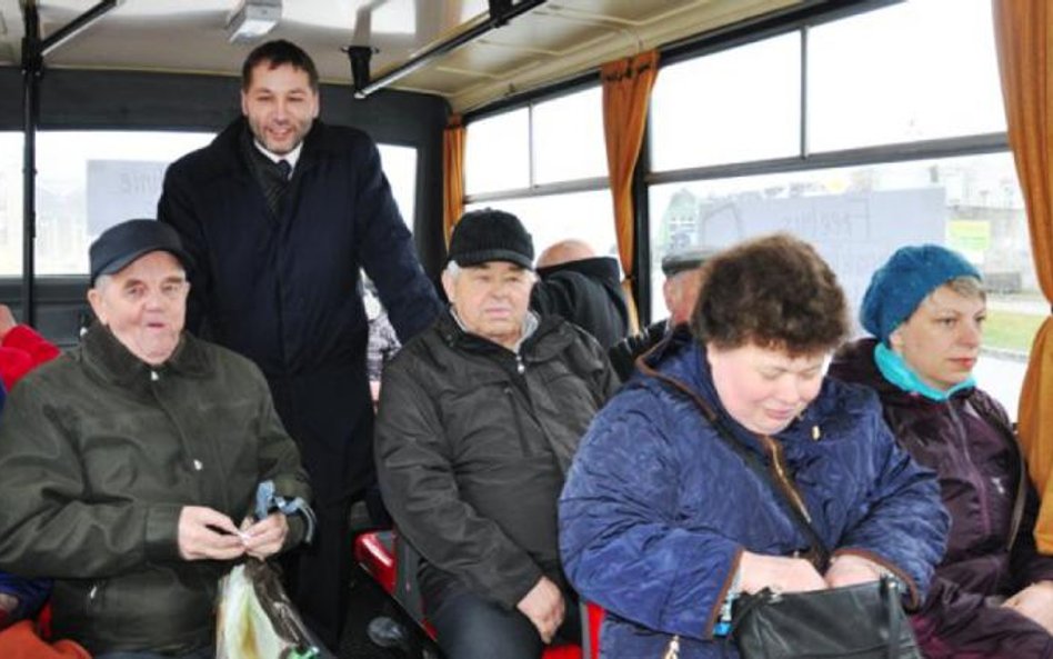 Burmistrz Kościerzyny (stoi) z mieszkańcami w autobusie.