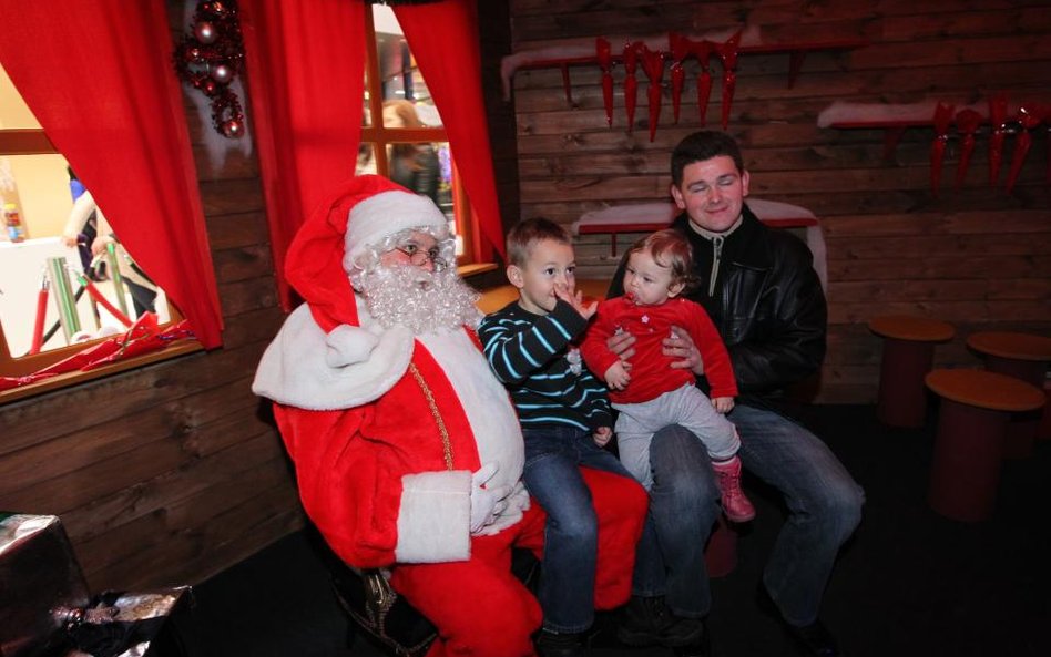 Św. Mikołaj stukający do drzwi w Wigilię? Wiemy, ile to kosztuje