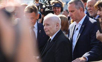 Prezes PiS Jarosław Kaczyński na pl. Piłsudskiego w Warszawie podczas obchodów miesięcznicy katastro