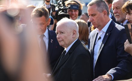 Prezes PiS Jarosław Kaczyński na pl. Piłsudskiego w Warszawie podczas obchodów miesięcznicy katastro