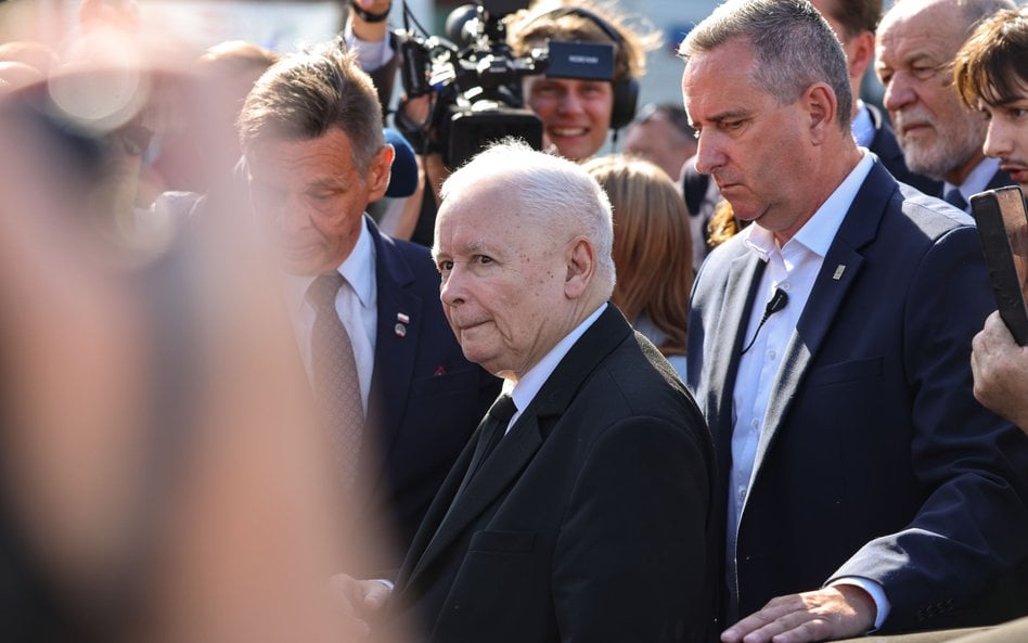 Prezes PiS Jarosław Kaczyński na pl. Piłsudskiego w Warszawie podczas obchodów miesięcznicy katastro