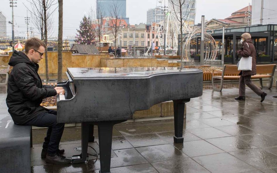 Katowice. Wandale szybko zniszczyli instrumenty na ulicach