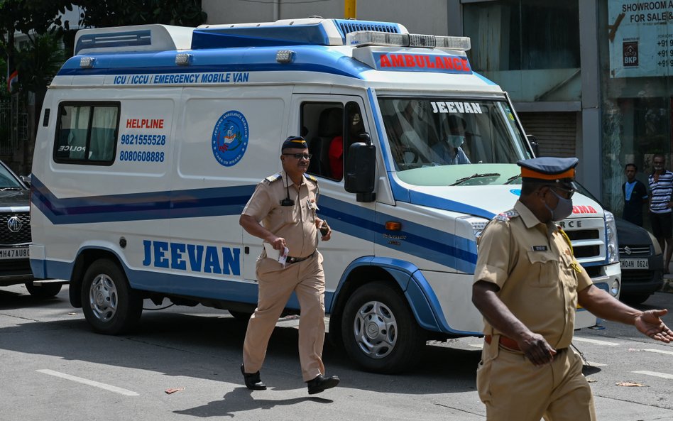 Ambulans z ciałem zmarłem miliardera opuszcza szpital Breach Candy