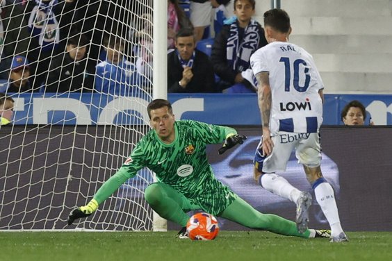 Wojciech Szczęsny w meczu Leganes - FC Barcelona powstrzymuje Daniego Rabę