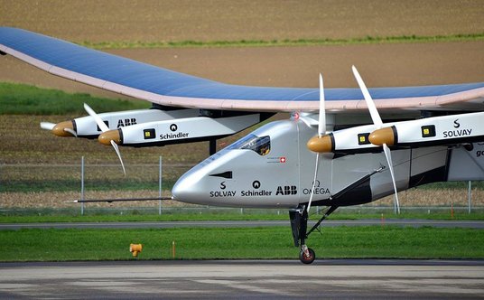 Bertrand Piccard za sterami samolotu Solar Impulse napędzanego energią słoneczną.