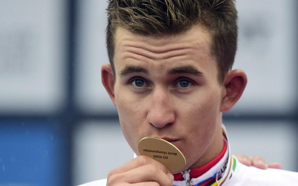 Michał Kwiatkowski z medalem mistrza świata.