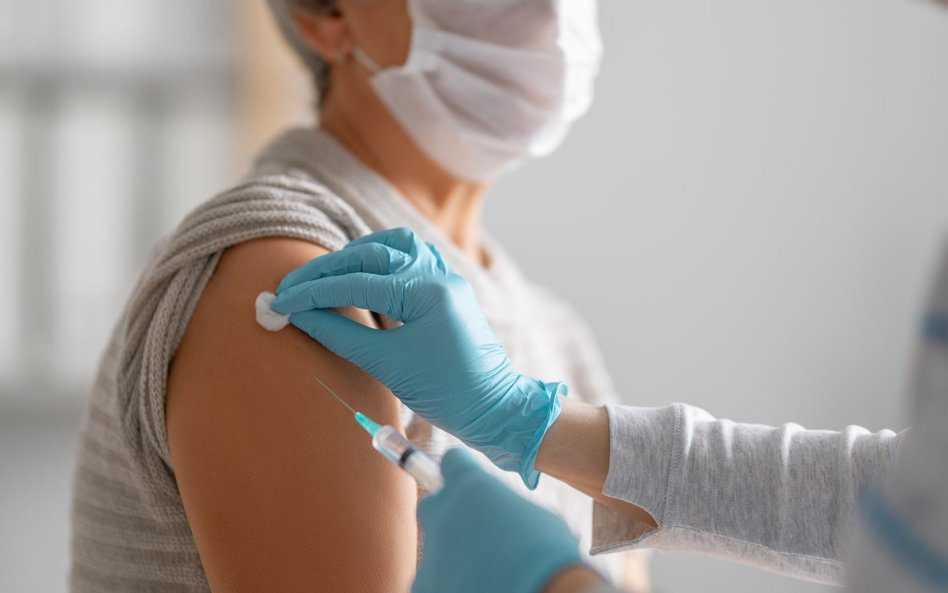 Wolne dla pracownika na szczepienie przeciw COVID-19 wciąż dobrowolne