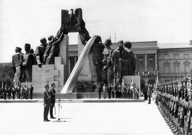 Uroczyste odsłonięcie pomnika Poległym w Służbie i Obronie Polski Ludowej w 1985 roku. Przez warszaw