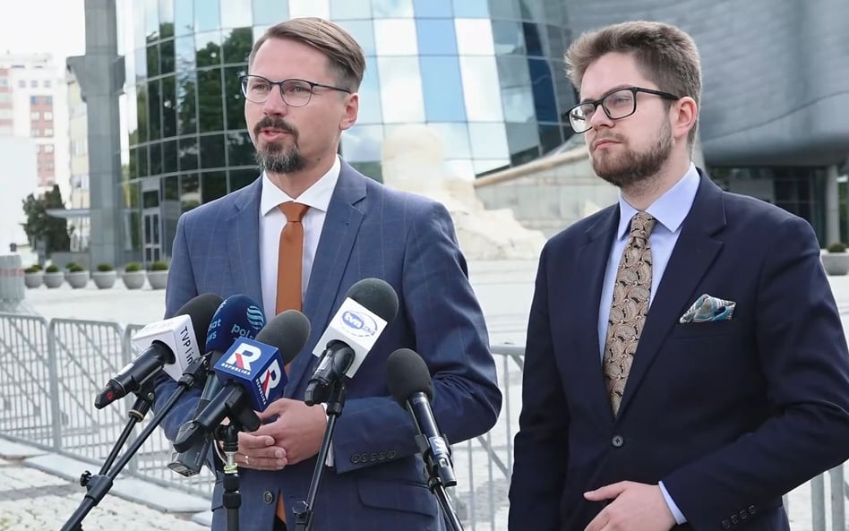 Szef klubu Konfederacji Grzegorz Płaczek i rzecznik sztabu Sławomira Mentzena Wojciech Machulski