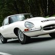Jaguar E-type wyróżnia się ponadczasową linią nadwozia. Jego sylwetka do dziś urzeka pięknem i aerod