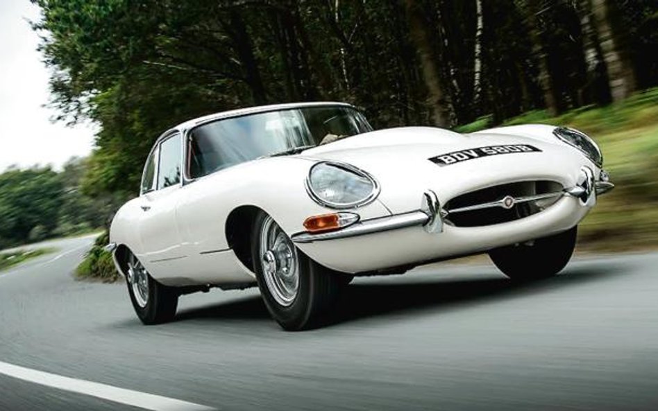 Jaguar E-type wyróżnia się ponadczasową linią nadwozia. Jego sylwetka do dziś urzeka pięknem i aerod