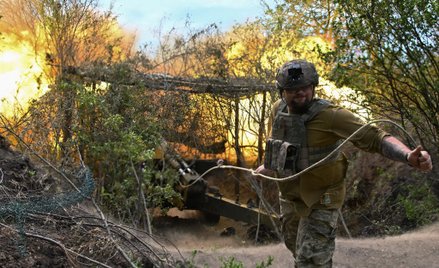 Ukraiński artylerzysta strzela z działa polowego 2A36 Hiacynt-B w kierunku rosyjskich pozycji w pobl