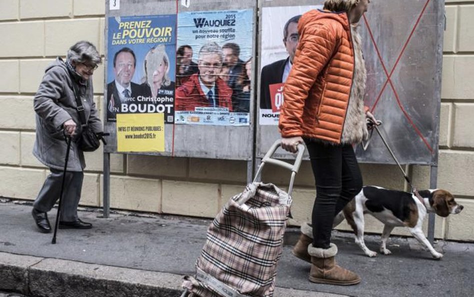 Po głosowaniu w Lyonie wyborcy wracają do domu