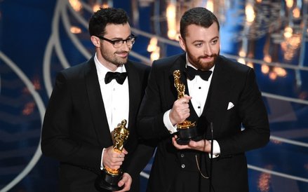 Nagroda za najlepszą piosenkę z filmu - Writing's on the Wall z filmu Spectre. Nagrodę odbierają Jim