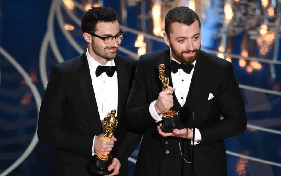 Nagroda za najlepszą piosenkę z filmu - Writing's on the Wall z filmu Spectre. Nagrodę odbierają Jim