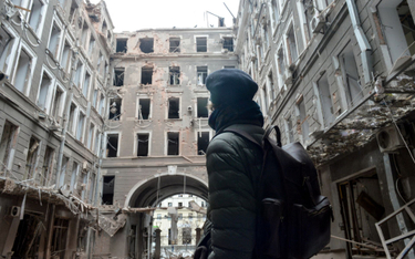 Zniszczony przez ostrzał budynek mieszkalny w Charkowie
