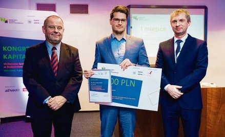 Nagrodę w imieniu zespołu odebrał mgr Mateusz Mikutowski z Uniwersytetu Ekonomicznego w Poznaniu (w 