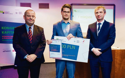 Nagrodę w imieniu zespołu odebrał mgr Mateusz Mikutowski z Uniwersytetu Ekonomicznego w Poznaniu (w 