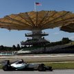 Lewis Hamilton osiągnął najlepszy czas w trakcie piątkowych treningów na torze Sepang