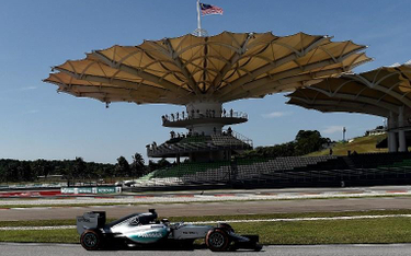 Lewis Hamilton osiągnął najlepszy czas w trakcie piątkowych treningów na torze Sepang