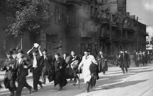 Ludność cywilna Woli prowadzona ulicą Wolską, przypuszczalnie w pierwszych dniach sierpnia 1944 r. p