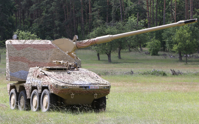 Podpis do foto: Ukraina kupi 18 armatohaubic samobieżnych RCH-155.