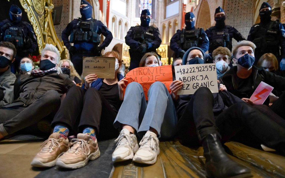 Przedstawiciele Strajku Kobiet podczas protestu przeciw zaostrzeniu prawa aborcyjnego w poznańskiej 