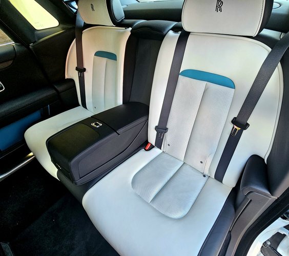 Z tyłu miejsca jest bardzo dużo. Wejście ułatwiają drzwi otwierane pod wiatr