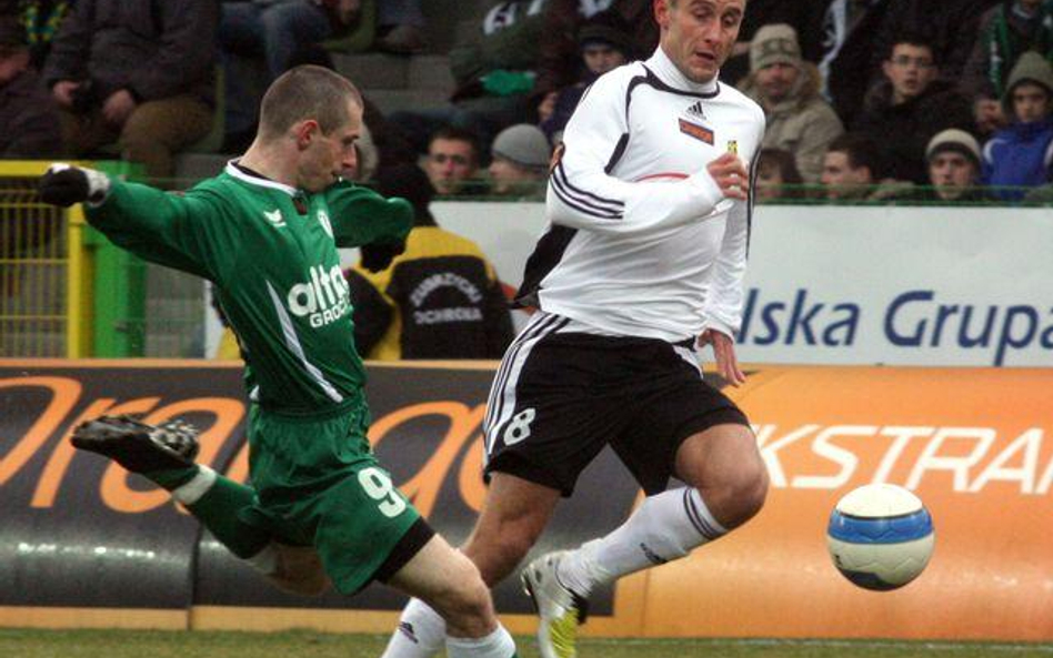 Tomasz Jarzębowski (biało-czarny strój) i Adrian Sikora z Groclin Dyskobolia Grodzisk Wielkopolski