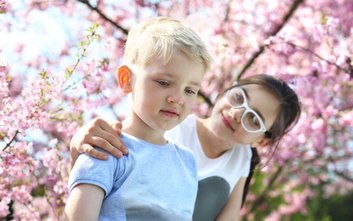 Osoba Zaprzyjaźniona to dorosły, który regularnie towarzyszy dziecku, budując z nim relację opartą n