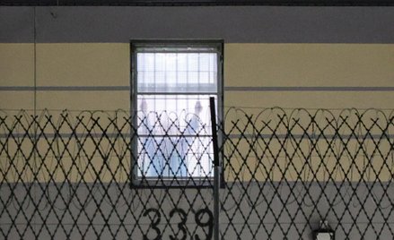 Maciej Wąsik w oknie zakładu karnego