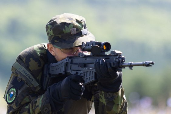 Czeski ochotnik uczy się strzelać