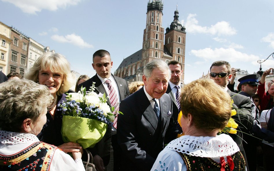 Książę i księżna Walii witani przez krakowskie kwiaciarki. Kraków, 29 kwietnia 2008 r.