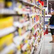Mężczyźni kupują kobiety chodzą na zakupy