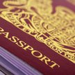 Czarne chmury nad złotymi paszportami