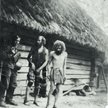 Żołnierz niemiecki z dwoma Żydami wyciągniętymi z kryjówki w Markowej na Rzeszowszczyźnie