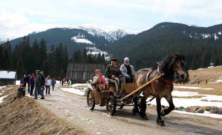 Turyści w Dolinie Chochołowskiej w Poniedziałek Wielkanocny