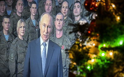 Prezydent Rosji Władimir Putin przemawia podczas ceremonii wręczenia odznaczeń rosyjskim żołnierzom
