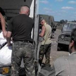 Załadunek darów na ciężarówkę